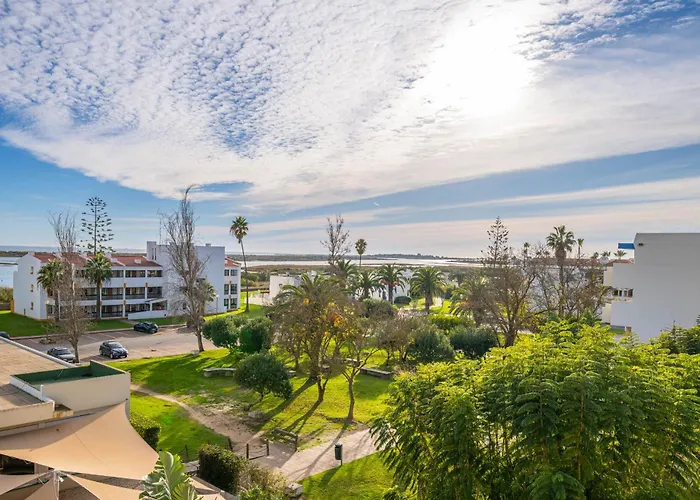 Golden Floor Ocean View Pools & Access Apartment