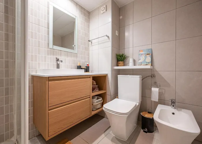 Golden Floor Ocean View Pools & Access Apartment *